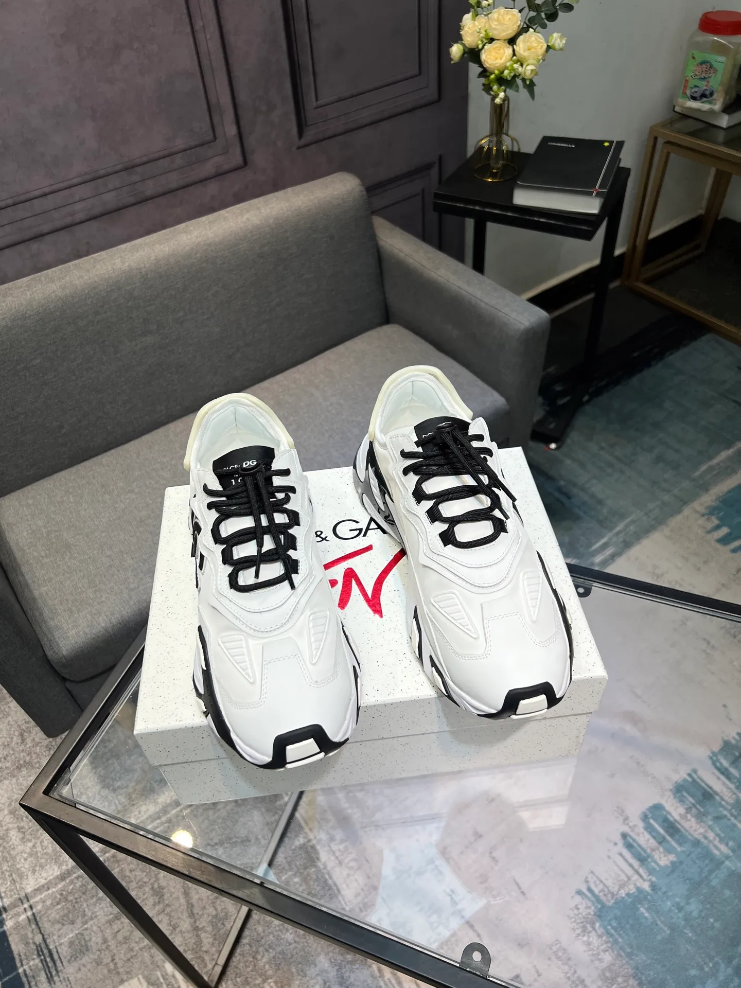 Men's shoes 💰580 Dolce&Gabbana D&G's latest casual sneakers. Original purchase, development and production. DG's latest explosion. The tongue has the brand's iconic details. It is fashionable and versatile and can add luster to various looks. Create an exquisite design with unique dynamic vitality and modern atmosphere, showing modern and elegant style. Exquisite packaging at the delivery counter🛍📦 ▪️Fabric: Original customized cowhide, lining: Original customized breathable lining, Size: Men's 38-44 (45 46 customized)